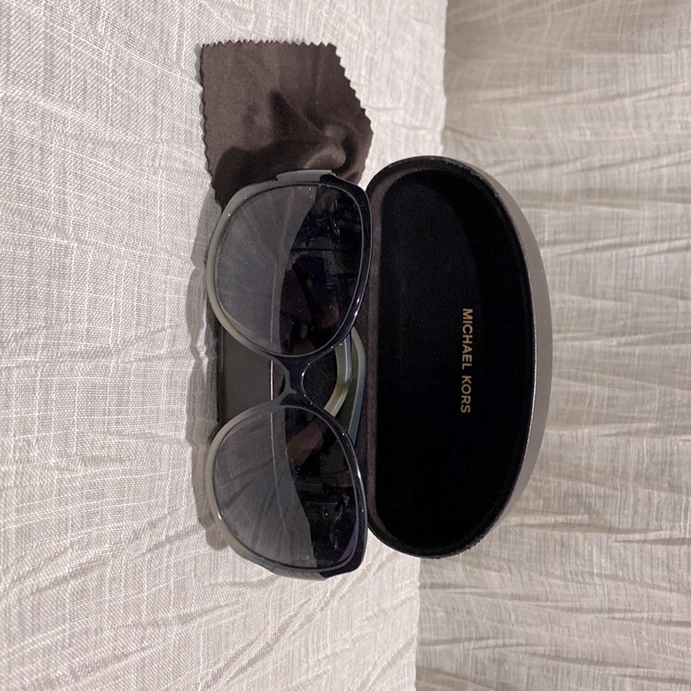 MK oversized sunglasses comes with cloth and case